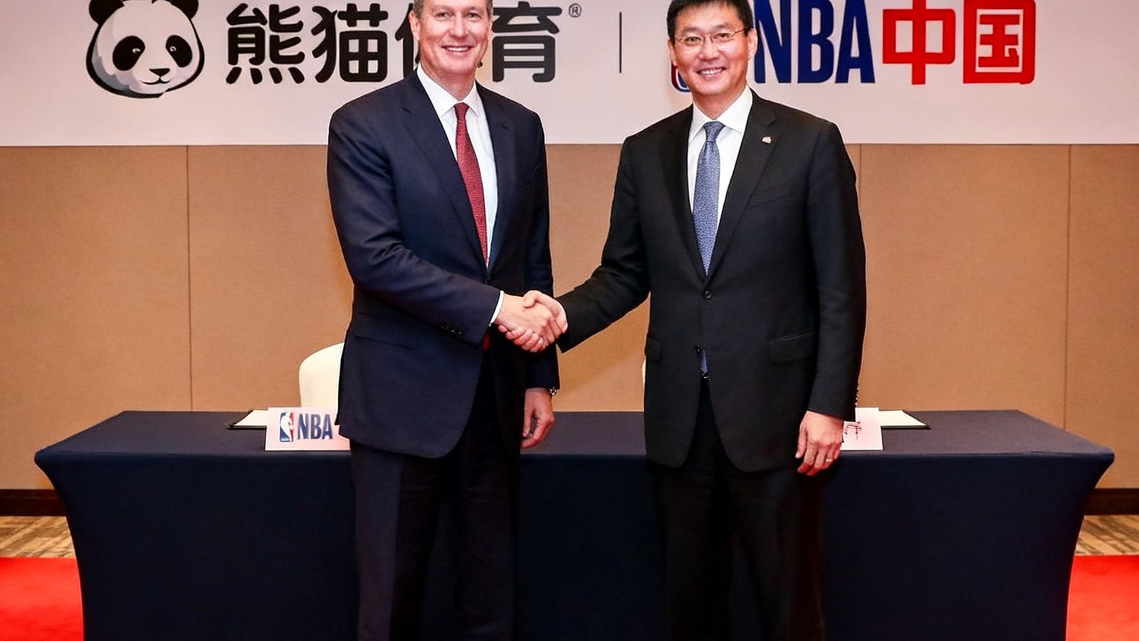 熊猫体育与NBA中国战略合作签约仪式现场，双方代表握手合影