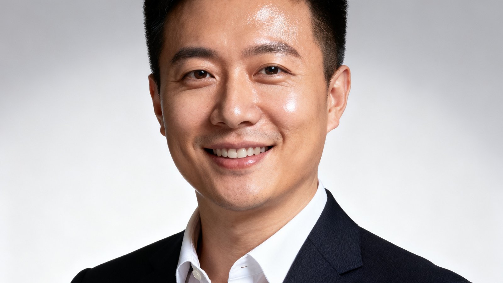 熊猫体育联合创始人兼CPO林悦的职业肖像，面带微笑